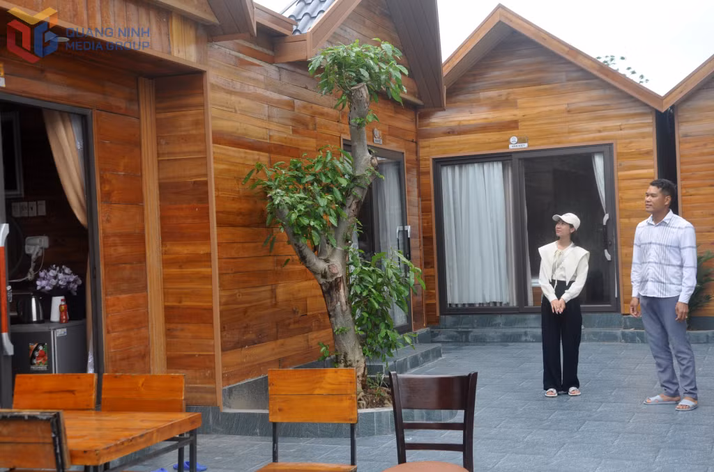 Các căn homestay được gia đình anh Kiên thiết kế bằng gỗ tự nhiên, nội thất đẹp.