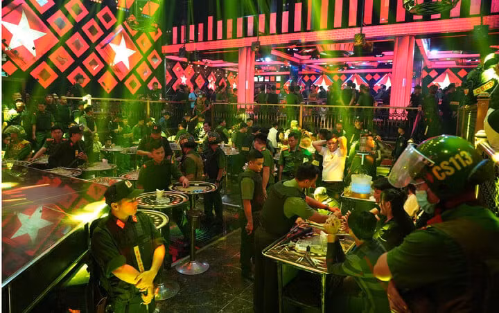 Hàng trăm cảnh sát đột kích kiểm tra quán bar Paris Night Club, vào khuya 1/5.