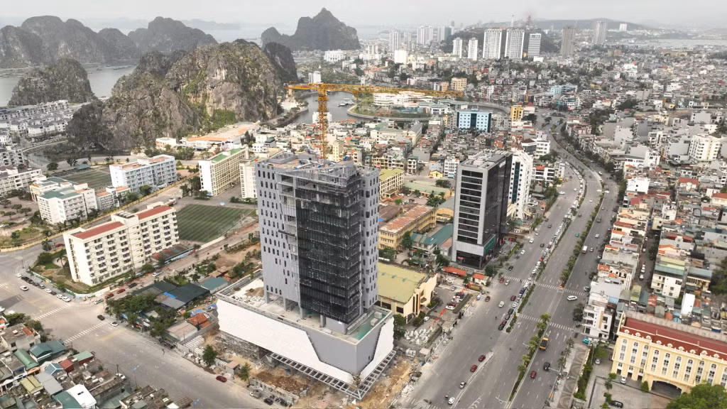 Trụ sở Trung tâm Truyền thông tỉnh là công trình tiêu biểu nằm trong quần thể các kiến trúc độc đáo khu vực trung tâm TP Hạ Long như Bảo tàng, Cung Quy hoạch, hội chợ và triển lãm tỉnh.