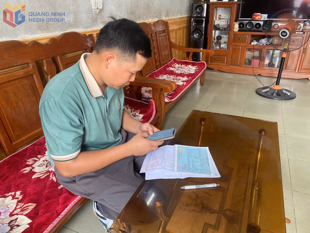 Anh Lương Xuân Hòa (xã Đông Ngũ) thực hiện thủ tục đăng ký xe máy qua cổng dịch vụ công.