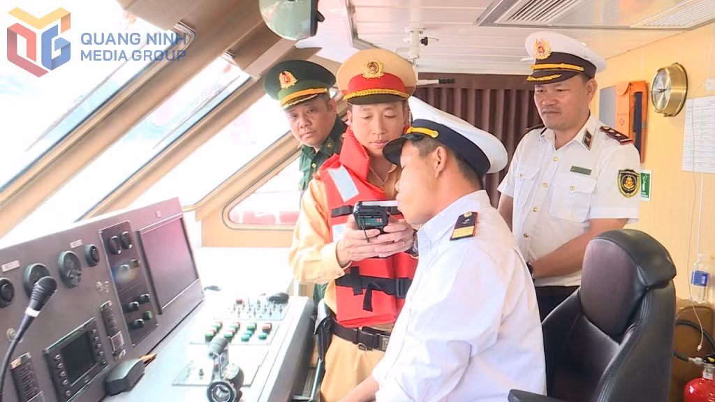 Lực lượng CSGT kiểm tra nồng độ cồn đối với lái tàu tại Bến cảng quốc tế Ao Tiên (huyện Vân Đồn).