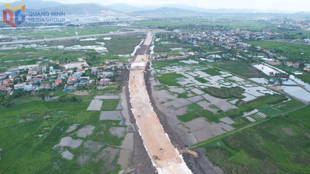 Tuyến đường ven sông nối cao tốc Hạ Long - Hải Phòng đến thành phố Đông Triều, đoạn nút giao Đầm Nhà Mạc đến đường tỉnh 338 đang tập trung thi công đắp đất