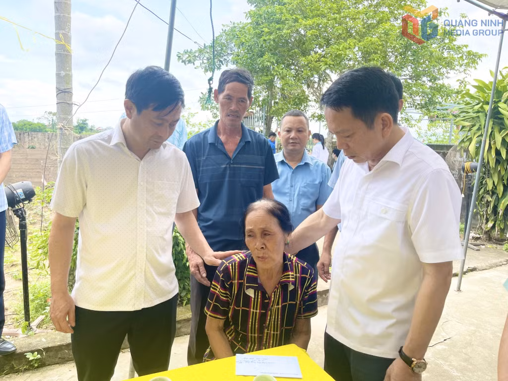 Lãnh đạo huyện Hải Hà thăm, động viên và trao hỗ trợ của tỉnh, của huyện cho gia đình nạn nhân bị đuối nước