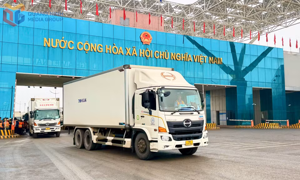 Hoạt động XNK qua cầu Bắc Luân II (TP Móng Cái). Ảnh: Mạnh Trường