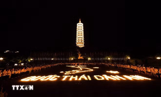 Chương trình hoa đăng cầu quốc thái, dân an tại chùa Bái Đính, Ninh Bình. (Ảnh: Thùy Dung/TTXVN)