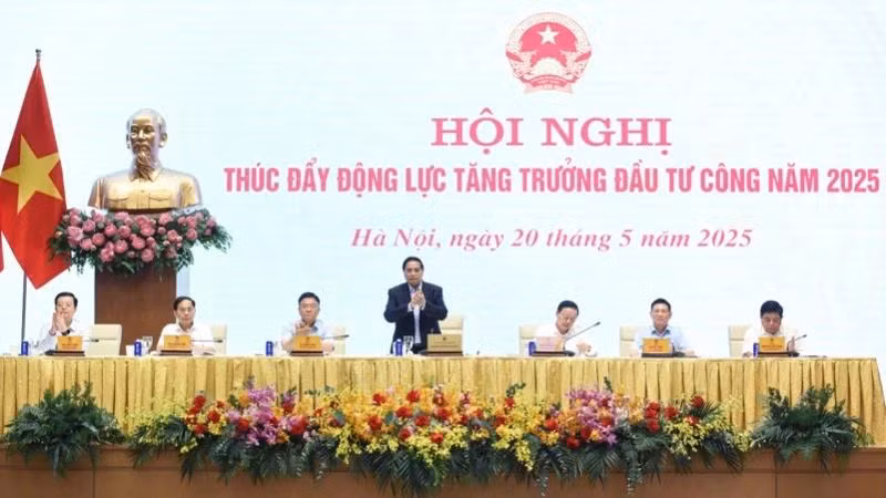 Thủ tướng Phạm Minh Chính chủ trì hội nghị Thường trực Chính phủ về thúc đẩy đẩy động lực tăng trưởng đầu tư công năm 2025 (Ảnh: TRẦN HẢI).