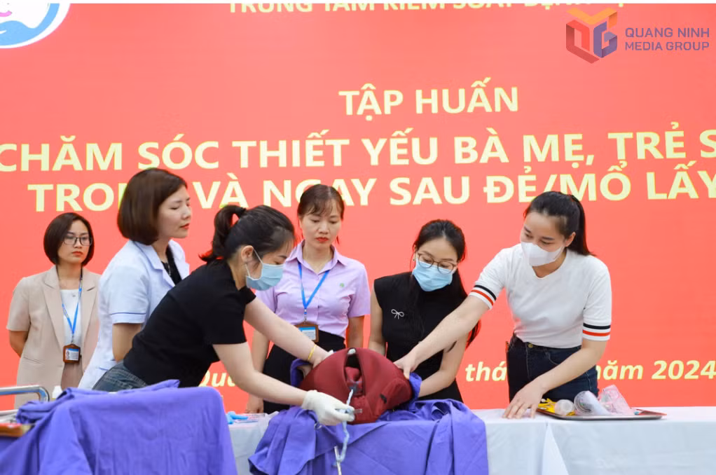 CDC Quảng Ninh đã tổ chức lớp tập huấn “Chăm sóc thiết yếu bà mẹ và trẻ sơ sinh trong và ngay sau đẻ, sau mổ lấy thai” cho các bác sĩ, hộ sinh, điều dưỡng công tác tại các bệnh viện, TTYT toàn tỉnh.