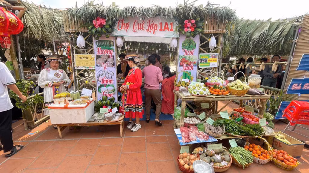 Hội chợ quảng bá sản phẩm địa phương tại Trường TH-THCS Vũ Oai (TP Hạ Long).