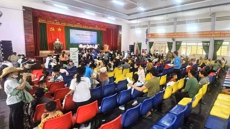 Đông đảo người dân trên địa bàn huyện Ea H'leo đến dự chương trình Ngày hội sức khỏe Ea H'leo để được khám bệnh và cấp thuốc miễn phí. (Ảnh: Báo Nhân Dân)