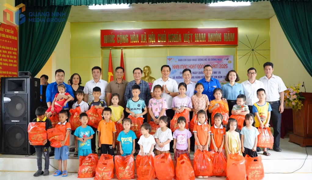 Đồng chí Nguyễn Văn Hồi, Ủy viên BTV Tỉnh ủy, Chủ tịch Uỷ ban MTTQ tỉnh và lãnh đạo huyện Tiên Yên tặng quà cho các em thiếu nhi có hoàn cảnh khó khăn, khuyết tật trên địa bàn xã Đông Ngũ.