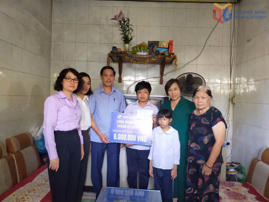 Công đoàn cơ quan Thành ủy Cẩm Phả trao kinh phí đỡ đầu cho trẻ em có hoàn cảnh khó khăn.