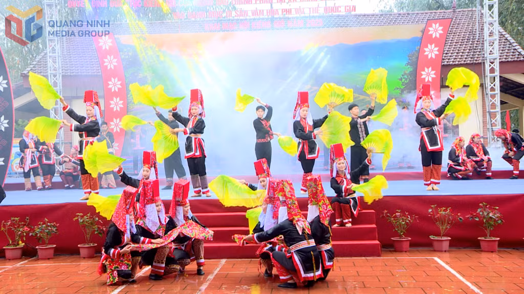 Chương trình nghệ thuật tái hiện những phong tục văn hóa độc đáo của cộng đồng dân tộc Dao Thanh Phán huyện Bình Liêu (Quảng Ninh).