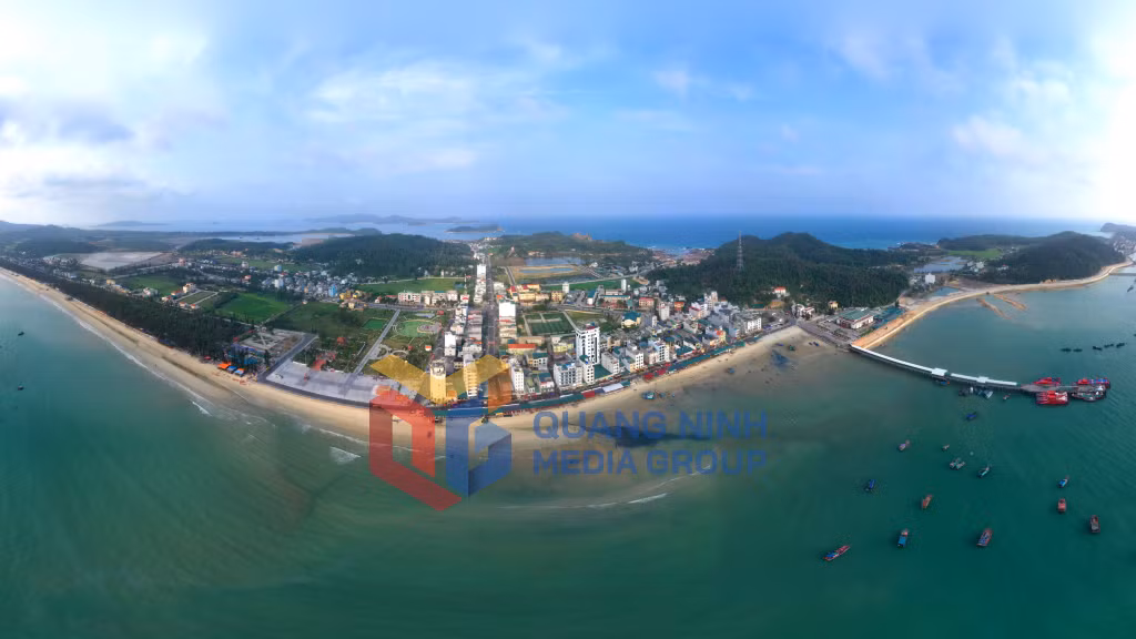 Huyện đảo được bao bọc bởi làn nước trong xanh của biển cả (5-2025). Ảnh: Đỗ Giang