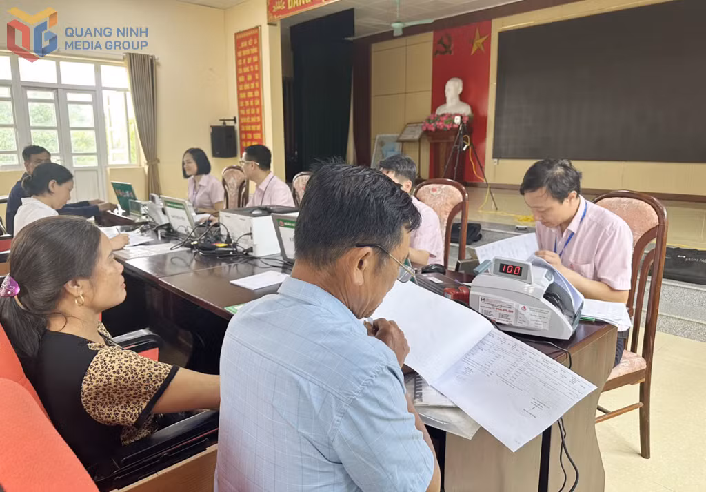Ngân hàng CSXH huyện Đầm Hà thực hiện thu lãi thông qua tổ TK&amp;VV. Ảnh: Đỗ Hùng