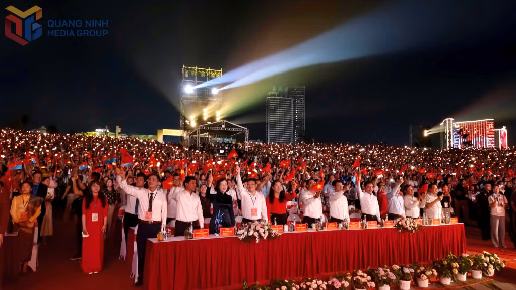 Trước khi chính thức bước vào chương trình lễ hội, hòa chung không khí đất nước rộn ràng kỷ niệm 50 năm Ngày Giải phóng miền Nam, thống nhất đất nước, đông đảo đại biểu, nhân dân và du khách đã cùng vẫy cờ hoa, hát vang ca khúc "Đất nước trọn niềm vui", tạo nên một không khí hân hoan, ý nghĩa.