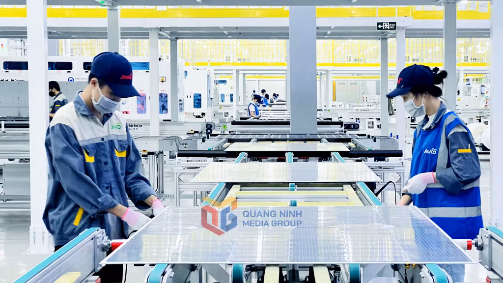 Sản xuất tại Công ty TNHH Công nghiệp Jinko Sola Việt Nam (Khu Công nghiệp Sông Khoai, TX Quảng Yên). Ảnh: Thanh Hằng