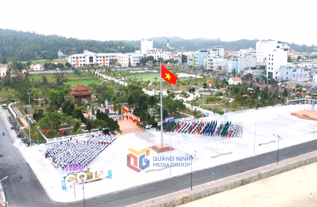 Nghi lễ thượng cờ trên đảo Cô Tô dịp kỷ niệm 64 năm Bác Hồ ra thăm đảo (9/5/1961 - 9/5/2025) diễn ra hết sức trang trọng, thiêng liêng.