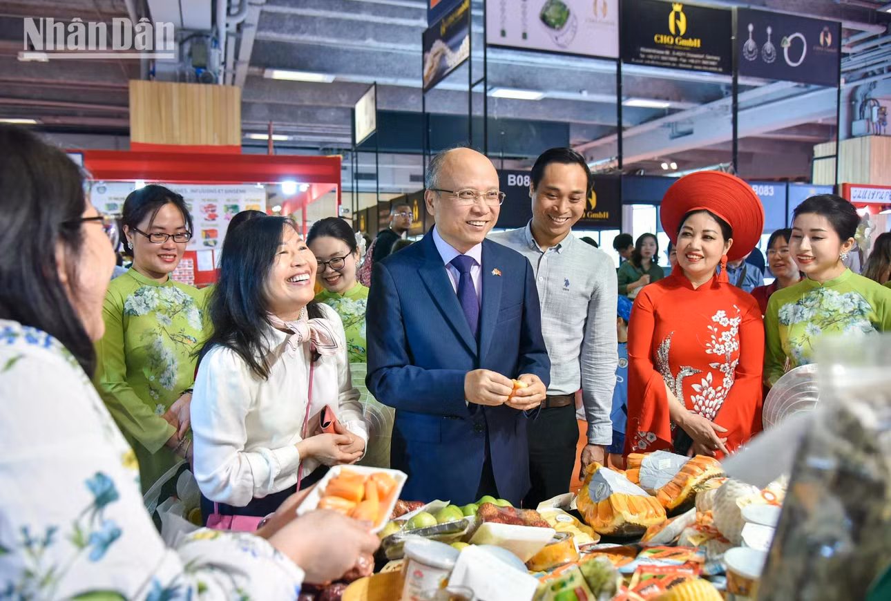 Gian hàng Việt Nam năm nay tiếp tục thu hút sự quan tâm lớn của công chúng với sự góp mặt của nhiều doanh nghiệp, trong đó nổi bật là Chợ Việt-Pháp vốn được biết tới là đơn vị chuyên nhập khẩu và phân phối hàng Việt tại Pháp.