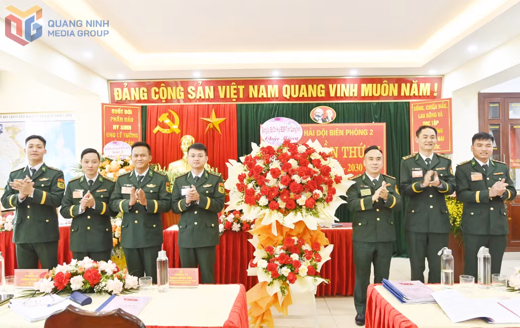 Thượng tá Lương Ngọc Trí, Chủ nhiệm Chính trị BĐBP tỉnh tặng hoa chúc mừng Đại hội