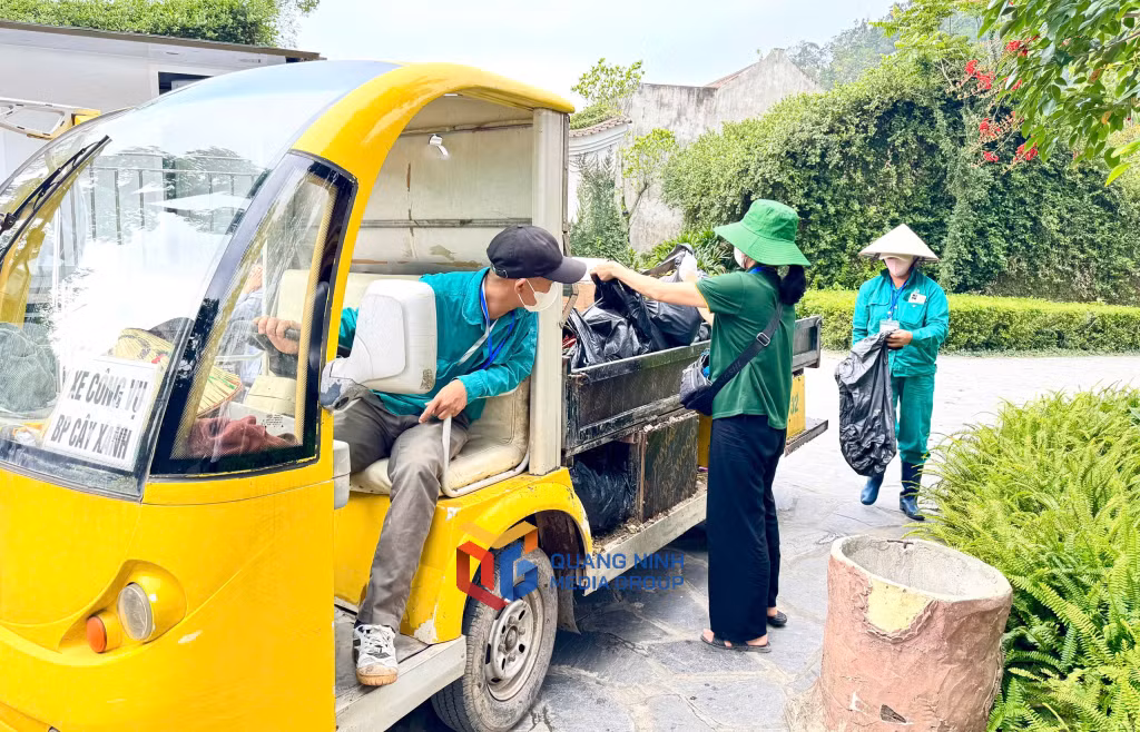 Rác thải sinh hoạt được các tình nguyện viên thu gom, tập kết vào các vị trí cố định, dùng xe ô tô chở đi tiêu hủy.