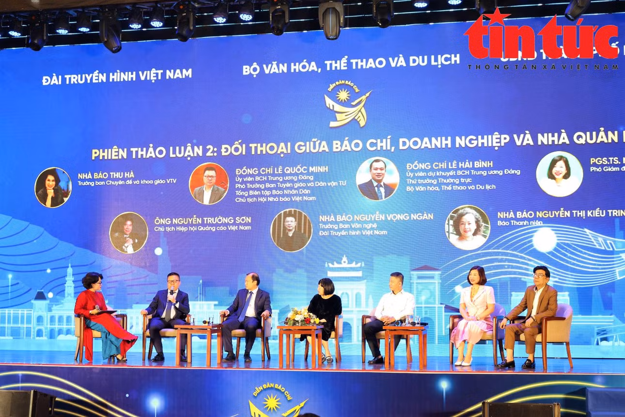 Đối thoại giữa báo chí, doanh nghiệp và nhà quản lý trong việc thúc đẩy phát triển các ngành công nghiệp văn hóa.