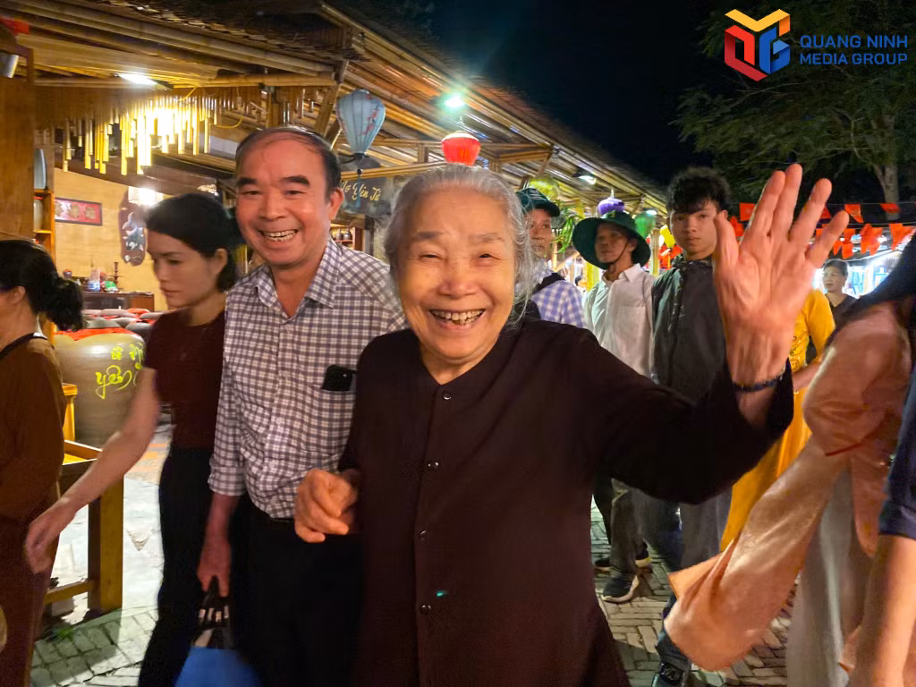 Cụ Trần Thị Nguyệt, 92 tuổi (TP Cẩm Phả) hoan hỉ khi hoàn thành tâm nguyện được chiêm bái xá lợi. 