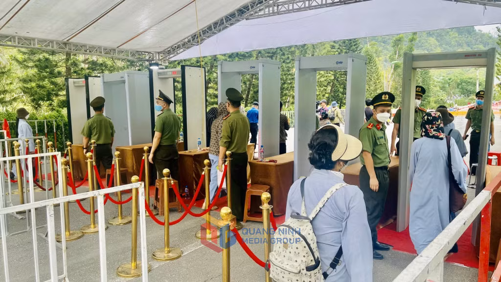 Tại lối vào khu vực chiêm bái, ngoài việc tăng cường lực lượng, Công an tỉnh còn bố trí nhiều thiết bị, phương tiện hiện đại để kiểm soát chặt chẽ an ninh.