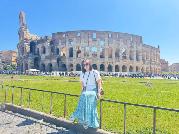 Khách Việt checkin trước Đấu trường La Mã, Italy hôm 29/4. Ảnh: Tràng An Travel