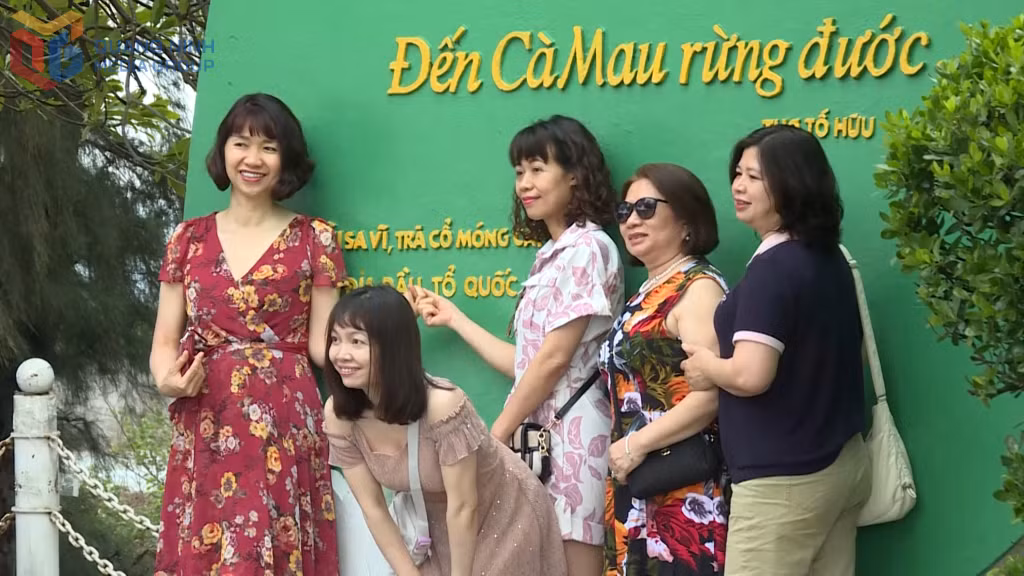 Giao thông thuận lợi, ngày càng có nhiều du khách lựa chọn thành phố vùng biên Móng Cái là điểm đến.