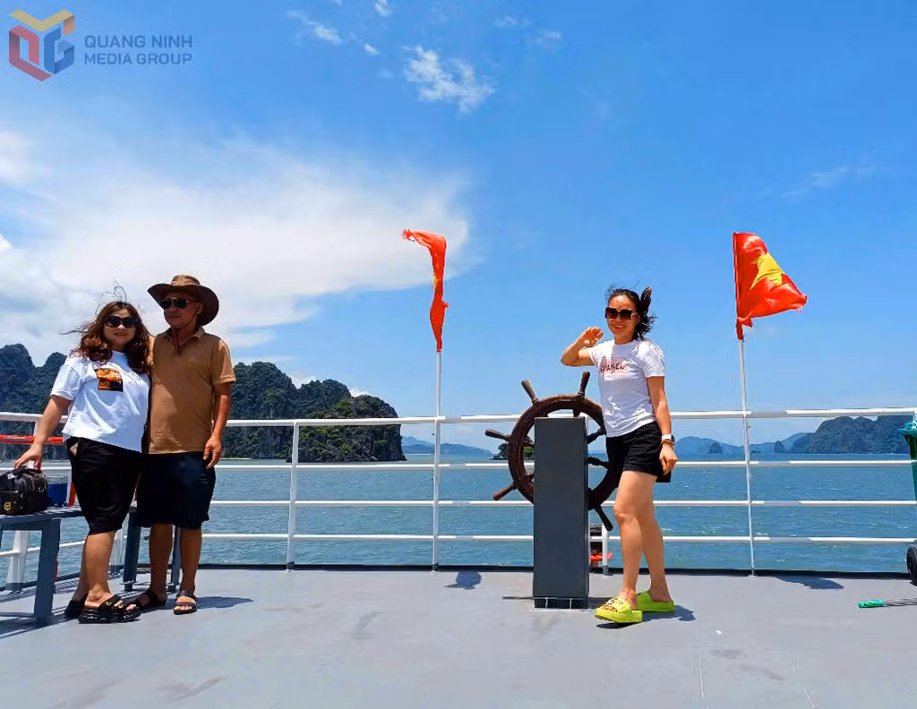 Nhiều tour trải nghiệm Vịnh Bái Tử Long thu hút du khách.
