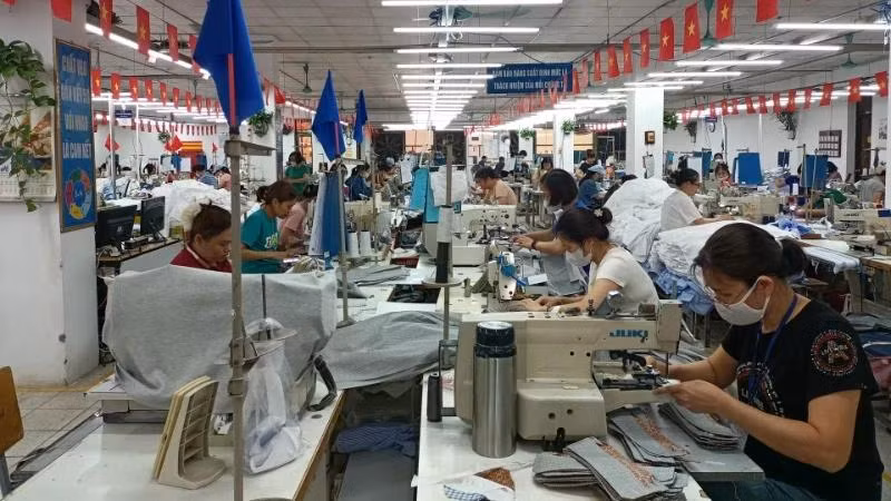 Sản xuất hàng may mặc xuất khẩu tại Tổng công ty May 10.