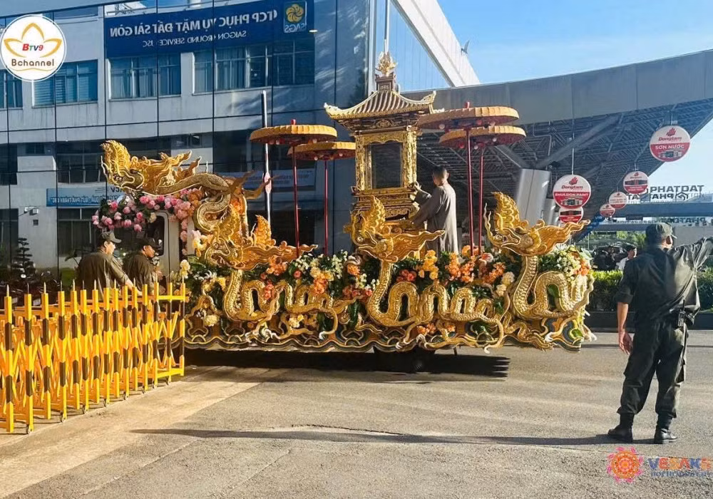 Xá lợi Đức Phật được đưa về đến sân bay Tân Sơn Nhất, TPHCM