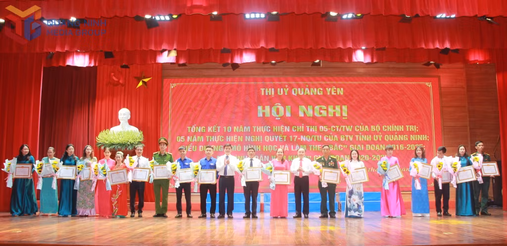 Thị ủy Quảng Yên khen thưởng các tập thể, cá nhân đạt thành tích xuất sắc trong việc học và làm theo tư tưởng, đạo đức, phong cách Hồ Chí Minh.