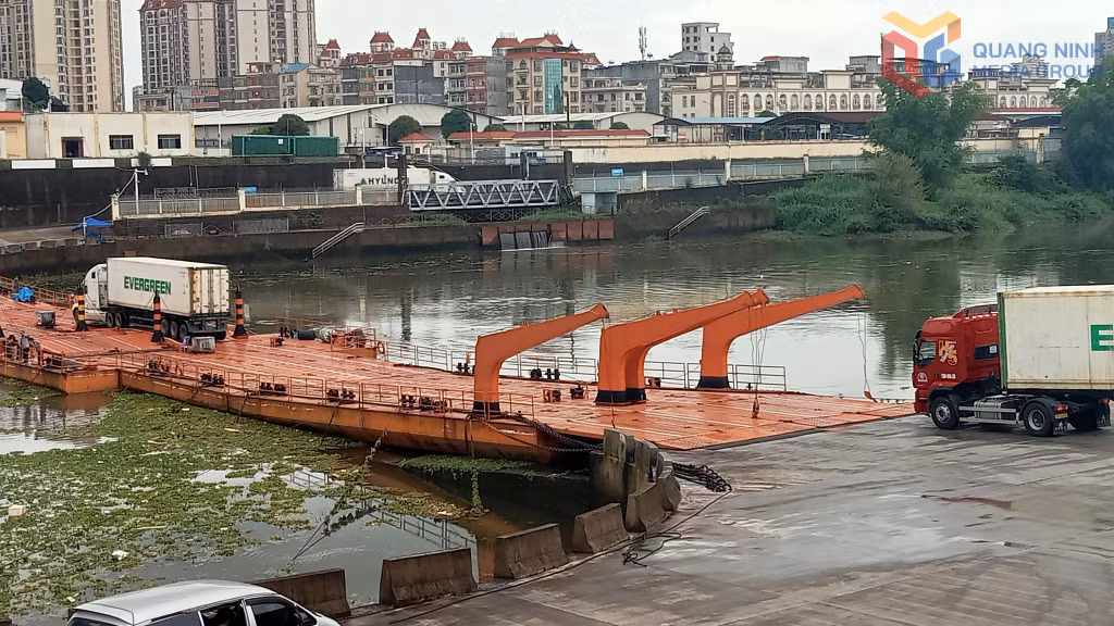 Cầu phao Km3+4 Hải Yên (Móng Cái) hoạt động trở lại bình thường sau 13 ngày khắc phục sửa chữa