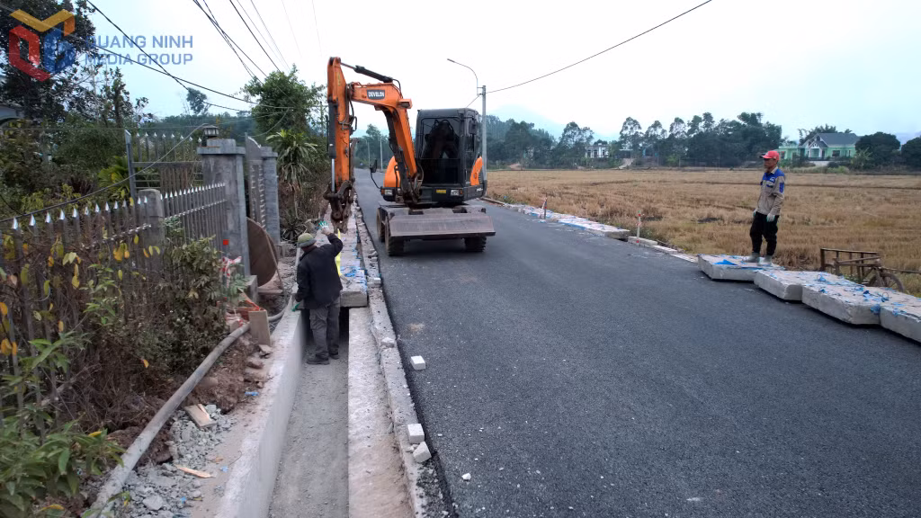 Tuyến đường thôn Bình Minh, xã Hải Lạng, huyện Tiên Yên trong giai đoạn nâng cấp mở rộng vào tháng 12/2024. Ảnh: Thành Công