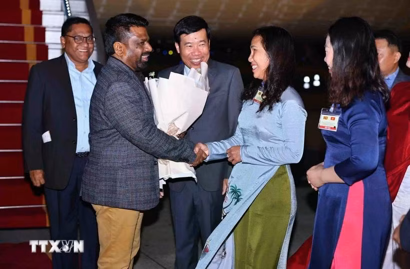 Lễ đón Tổng thống nước Cộng hòa Xã hội Chủ nghĩa Dân chủ Sri Lanka Anura Kumara Dissanayaka tại sân bay Quốc tế Nội Bài. (Ảnh: Minh Đức/TTXVN)