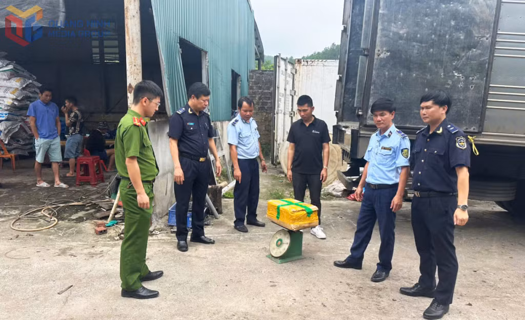 Lực lượng chức năng thu giữ hơn 25 tấn thực phẩm đông lạnh không rõ nguồn gốc tại TP Móng Cái, ngày 27/5/2025.