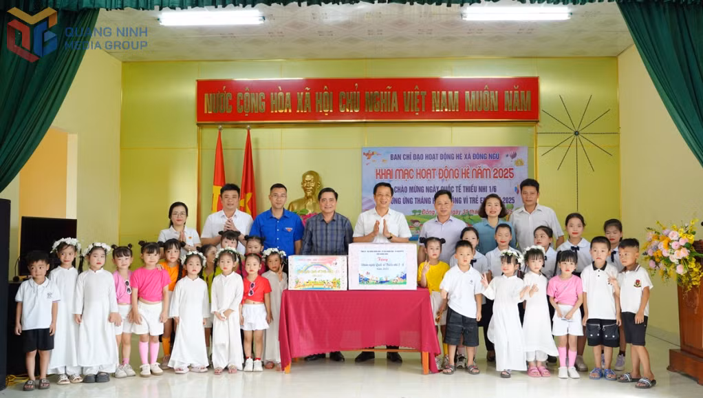 Đồng chí Nguyễn Văn Hồi, Ủy viên BTV Tỉnh ủy, Chủ tịch Uỷ ban MTTQ tỉnh và lãnh đạo huyện Tiên Yên tặng quà cho các em thiếu nhi xã Đông Ngũ.