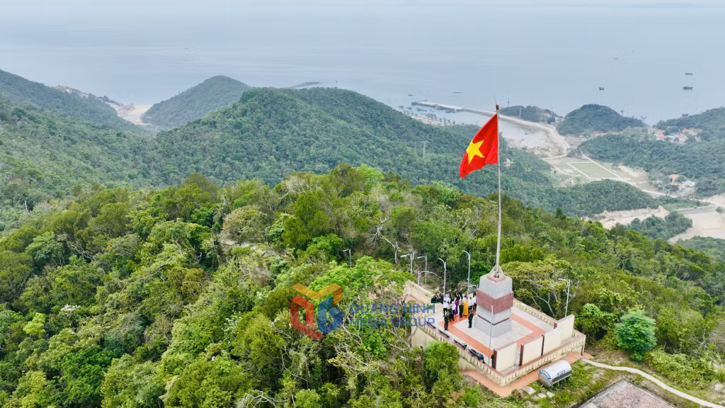 Cờ Tổ quốc tung bay trên đảo Trần.