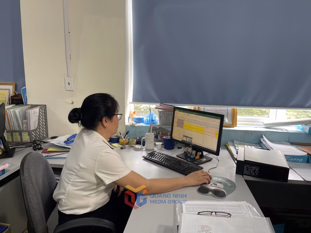 Cán bộ Đội thuế TP Đông Triều rà soát việc nộp thuế của các doanh nghiệp trên hệ thống.