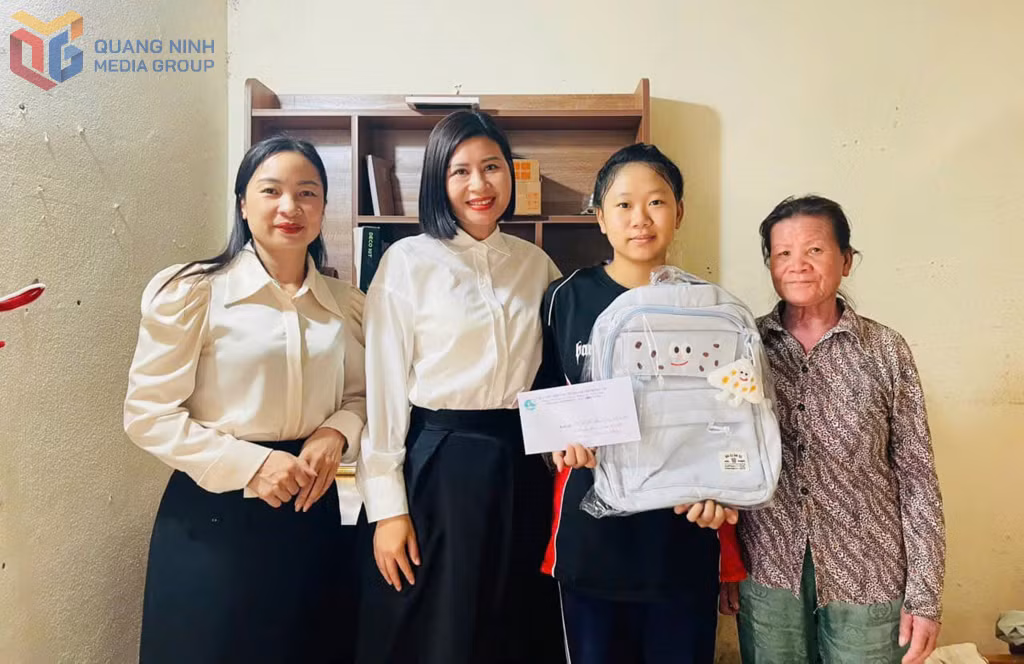 Lãnh đạo Hội LHPN TP Móng Cái trao tặng kinh phí trong Chương trình “Mẹ đỡ đầu” cho học sinh có hoàn cảnh khó khăn trên địa bàn phường Hải Xuân.