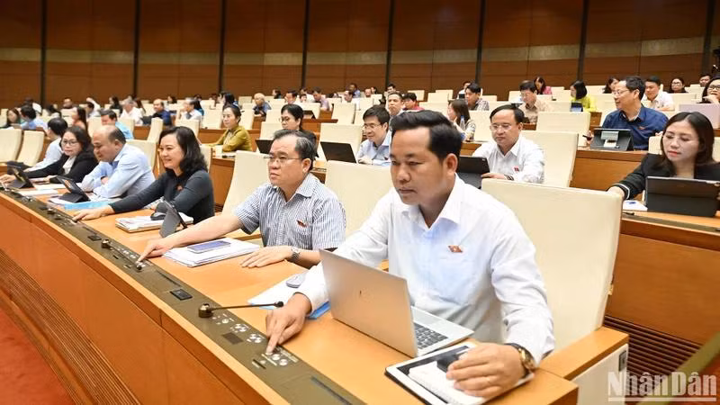 Đại biểu Quốc hội bấm nút thông qua Nghị quyết của Quốc hội về điều chỉnh, bổ sung dự toán ngân sách Nhà nước năm 2025. (Ảnh: THỦY NGUYÊN)