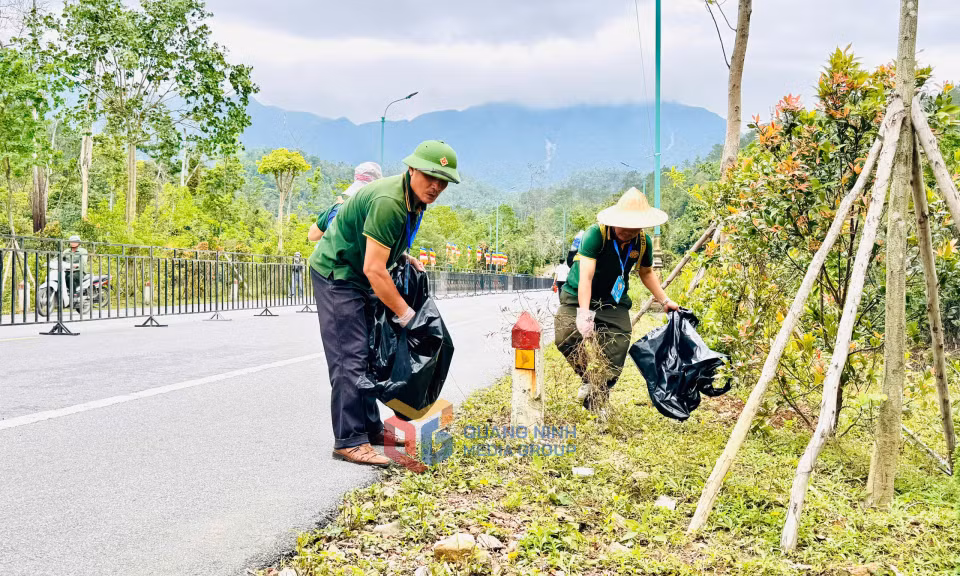 … và thu nhặt chi tiết từng túi rác thải còn sót lại bên đường.