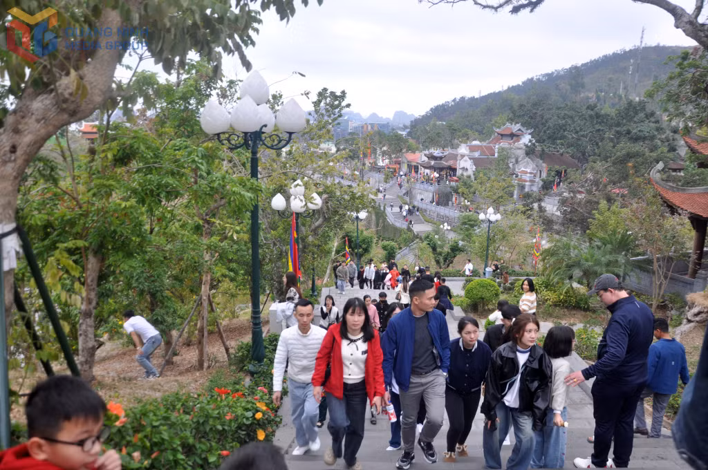 Du khách tham quan đền Cửa Ông trong mùa hội xuân đầu năm nay.