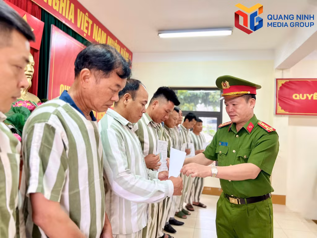 Đại tá Lê Hồng Vân, Phó Giám đốc Công an tỉnh trao Quyết định đặc xá và căn cước cho các phạm nhân được hưởng đặc xá.