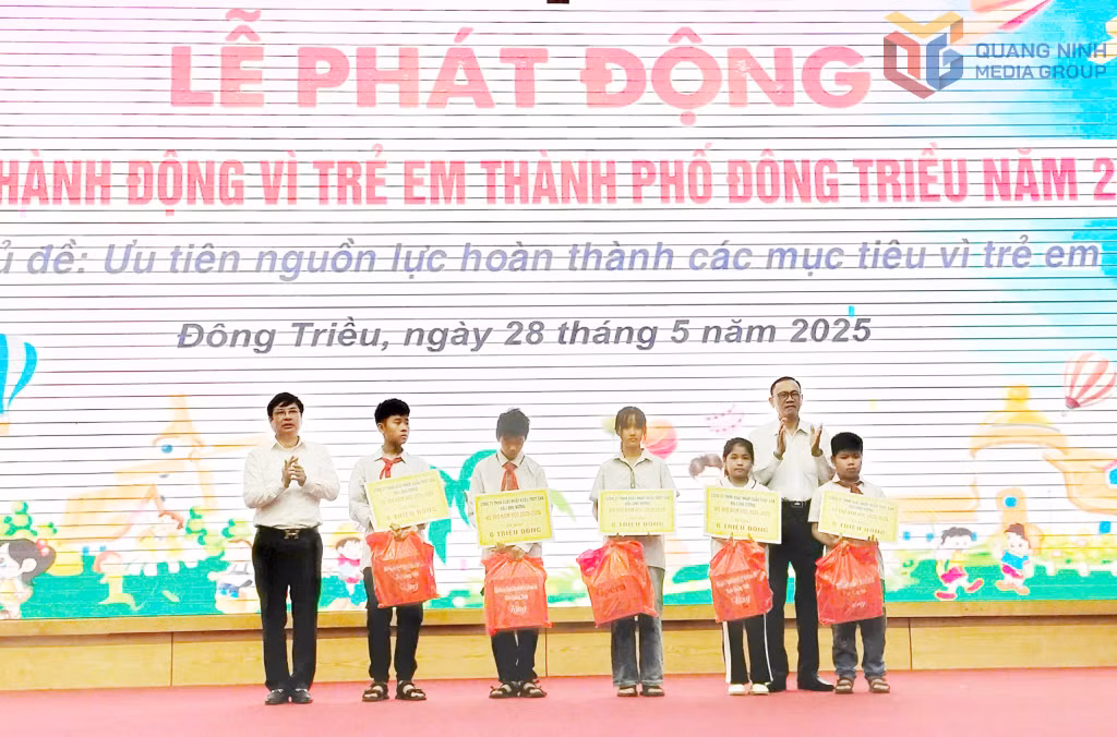 Hội Bảo trợ NKT-TMC tỉnh và TP Đông Triều trao đỡ đầu cho 5 học sinh mồ côi, học sinh khuyết tật có hoàn cảnh khó khăn trên địa bàn TP Đông Triều.