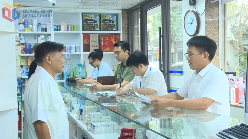 Sở Y tế Quảng Ninh kiểm tra tại một nhà thuốc trên địa bàn TP Hạ Long.
