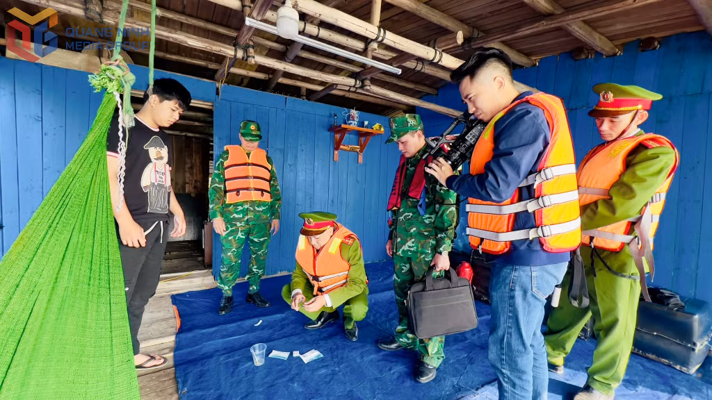 Phóng viên Trung tâm Truyền thông tin phản ánh công tác đảm bảo an toàn giao thông thuỷ nội địa.