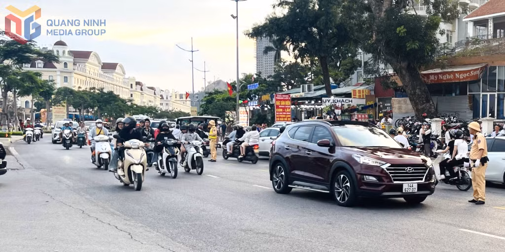 Mù du lịch hè, những ngày cuối tuần, dịp lễ tết 100% CBCS Phòng CSGT (Công an tỉnh) được huy động trực, ứng trực tăng cường đảm bảo TTATGT, phục vụ tốt mọi nhu cầu đi lại, tham quan của người dân, du khách.