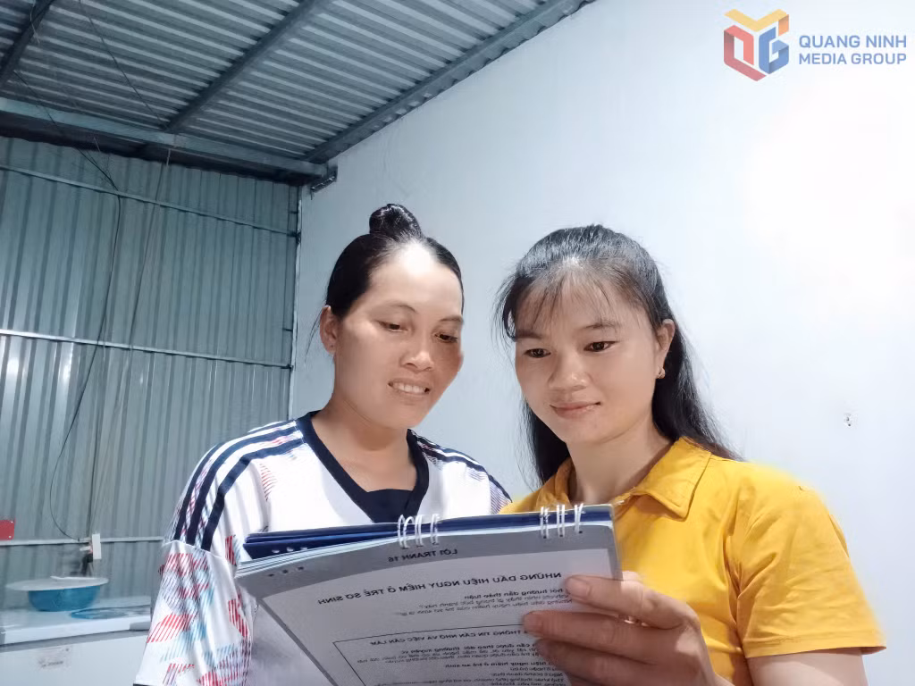 Chị La Thị Thương tuyên truyền về cách chăm sóc và cải thiện dinh dưỡng cho bà mẹ trẻ em trên địa bàn.
